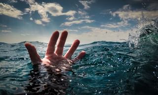 Virar Drowned : समुद्रात निर्माल्य टाकायला गेले होते पिता-पुत्र, मात्र घरी परतलेच नाही !