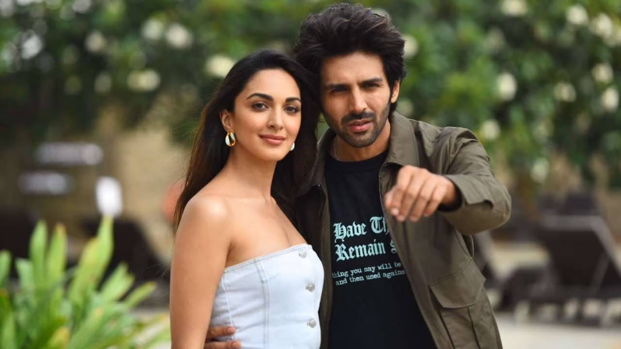 कार्तिक आर्यन आणि कियारा अडवाणी हे त्यांच्या सत्यप्रेम की कथा या चित्रपटामुळे चर्चेत आहे. विशेष म्हणजे बाॅक्स आॅफिसवर सत्यप्रेम की कथा चित्रपट धमाल करताना दिसत आहे. 