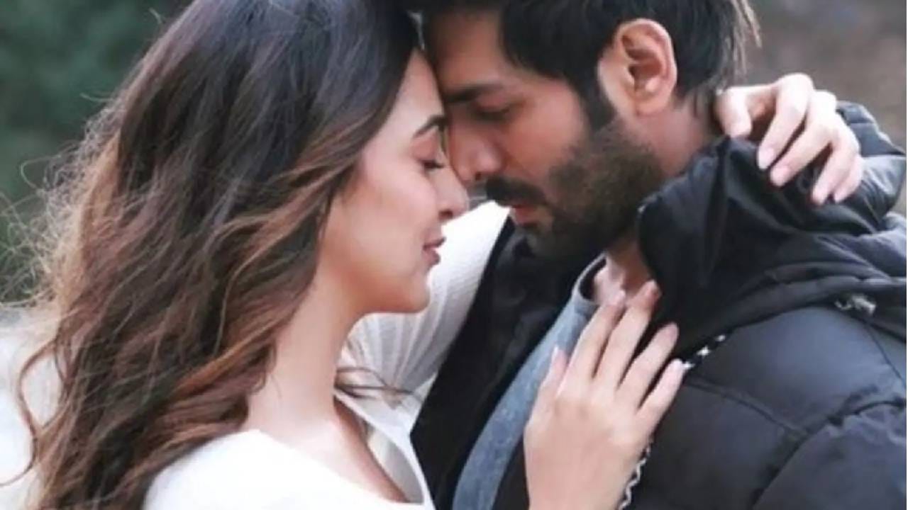 कियारा अडवाणी हिने कार्तिक आर्यन याची पोल खोलली आहे. कियारा अडवाणी म्हणाली की, जेंव्हा ही कार्तिक आर्यन याचा चित्रपट बाॅक्स आॅफिसवर सक्सेसफुल होतो तेंव्हा प्रोड्यूसर त्याला कार गिफ्ट करतात. 