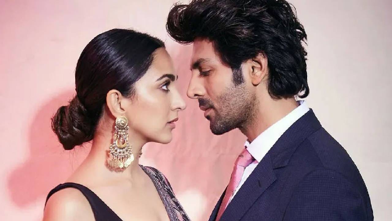 गेल्या काही दिवसांपासून कार्तिक आर्यन याचे चित्रपट बाॅक्स आॅफिसवर हिट ठरताना दिसत आहेत. प्रोड्यूसर भूषण कुमार यांनी काही दिवसांपूर्वीच अत्यंत लग्झरी कार ही कार्तिक आर्यन याला गिफ्ट दिली होती. 