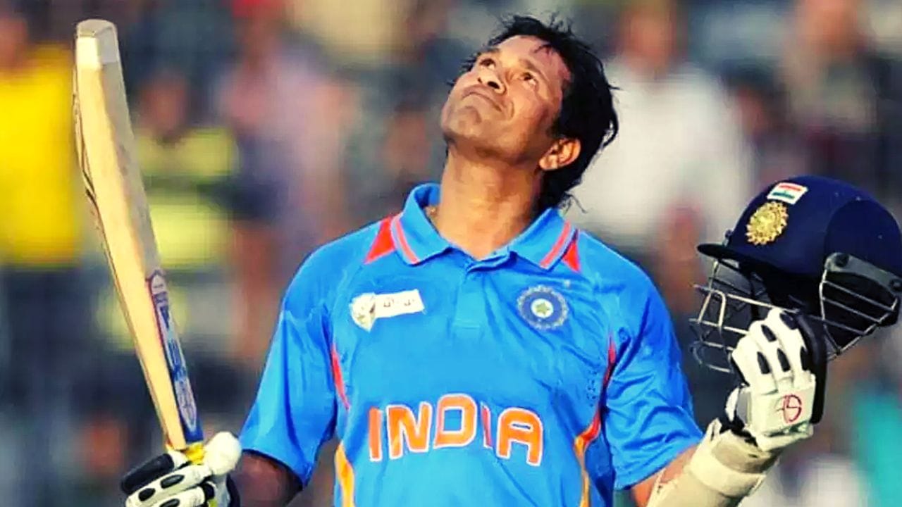 क्रिकेटचा देव म्हणजेच सचिन तेंडूलकर याने आंतरराष्ट्रीय क्रिकेटमध्ये सर्वात जास्त मॅच खेळल्या आहेत. सजिनने 200 टेस्ट, 463 वनडे, आणि 1 टी -20 मॅच खेळली आहे. त्यात सचिनने 34357 धावा केल्या आहेत.