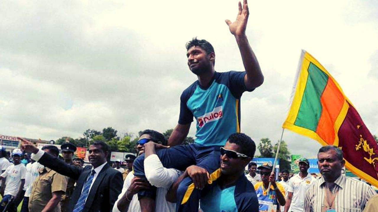 श्रीलंकेचा सर्वात यशस्वी कर्णधार कुमार संगकारा या यादीत तिसऱ्या स्थानावर येतो. त्याने 134 टेस्ट, 404 वनडे आणि 56 टी-20 सामने खेळून 28016 धावा केल्या आहेत. 