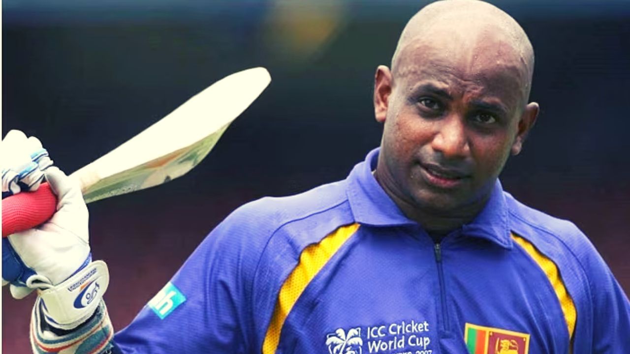 या यादीत चौथे नाव श्रीलंकेच्याच सनथ जयसूर्या याचं आहे. ऑलराउंडर जयसूर्याने 586 आंतरराष्ट्रीय सामने खेळले आहेत. त्यात त्याने 440 विकेट घेतल्या आणि 21032 धावा काढल्या.