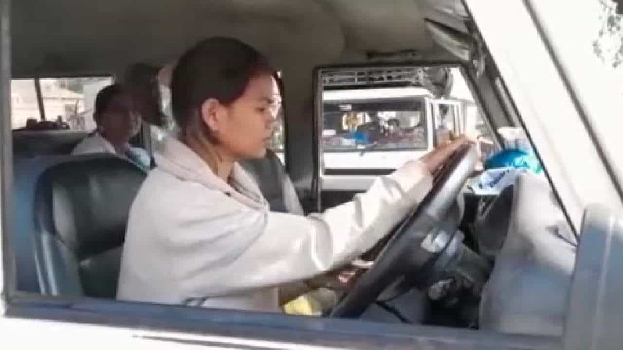 गडचिरोलीच्या लेडी ड्रायव्हरची शिक्षणासाठी इंग्लंड भरारी; मुख्यमंत्री शिंदे यांच्याकडून 40 लाखांची शिष्यवृत्ती