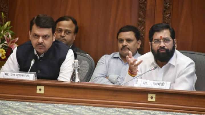 ‘आमदार पडतात की सरकार पडतं? सरकार पडतं की पळतं हे ही कळेल’, मंत्रिमंडळ विस्तारावर काँग्रेस नेत्याची टीका ‘आमदार पडतात की सरकार पडतं? सरकार पडतं की पळतं हे ही कळेल’, मंत्रिमंडळ विस्तारावर काँग्रेस नेत्याची टीका