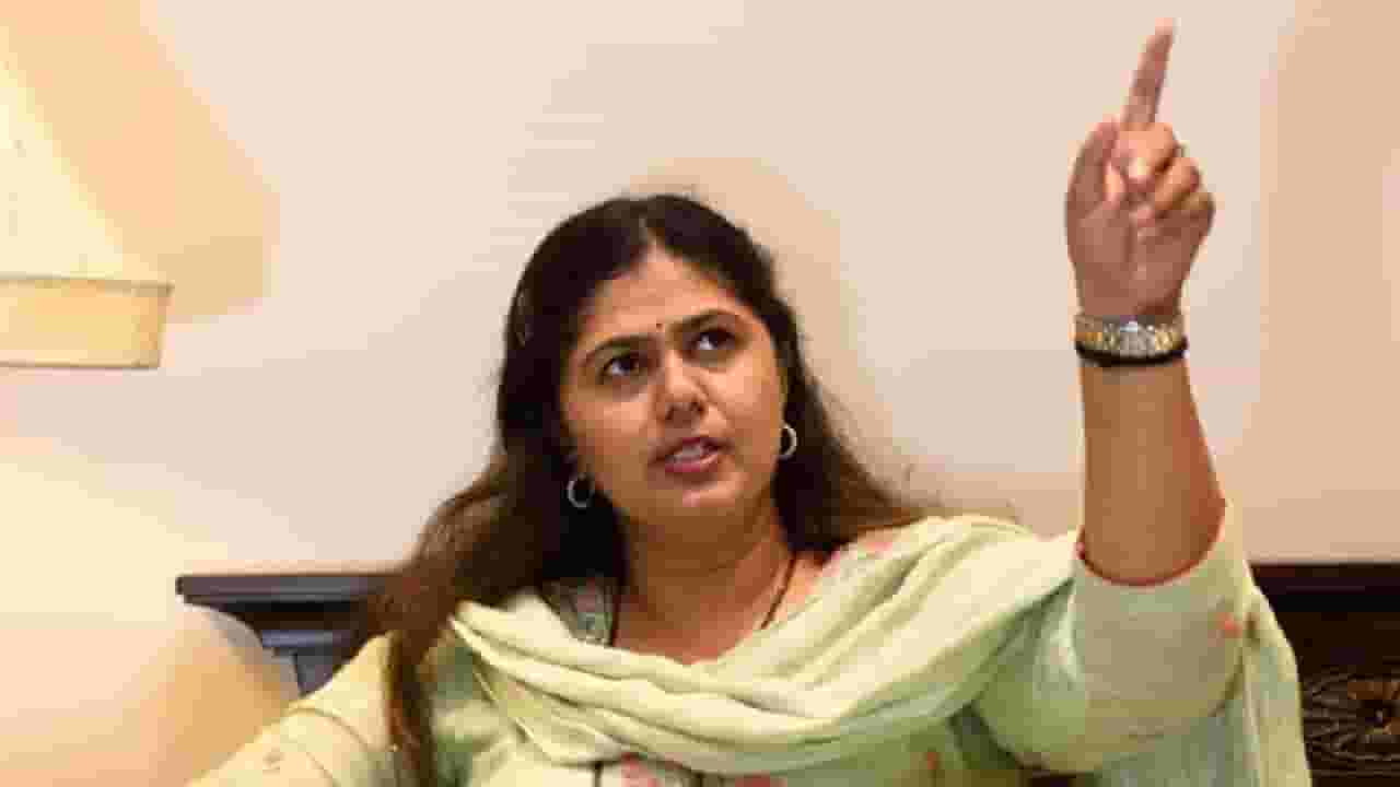 ‘आता स्वतःच्या स्वार्थी राजकारण...’, पंकजा मुंडे यांच्यावर कोणी केली घणाघाती टीका? म्हणाला, ‘कोरडं प्रेम...’ ‘आता स्वतःच्या स्वार्थी राजकारण...’, पंकजा मुंडे यांच्यावर कोणी केली घणाघाती टीका? म्हणाला, ‘कोरडं प्रेम...’