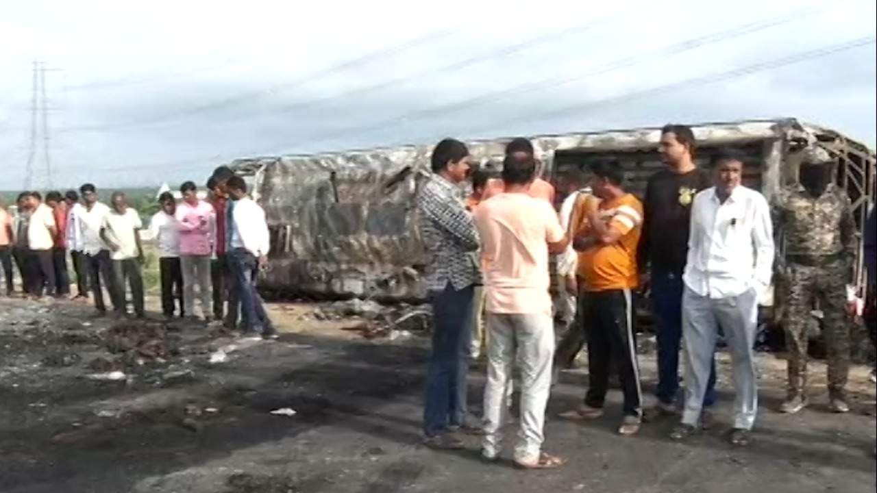 Buldhana Accident : समृद्धी महामार्गावर वाहनांना थांबण्यासाठी स्पॉट निश्चित करण्यात आले पण,... Buldhana Accident : समृद्धी महामार्गावर वाहनांना थांबण्यासाठी स्पॉट निश्चित करण्यात आले पण,...