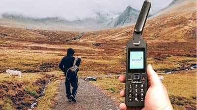 कसा काम करतो सॅटेलाईट फोन? एक तास बोलण्यासाठी येतो इतका खर्च