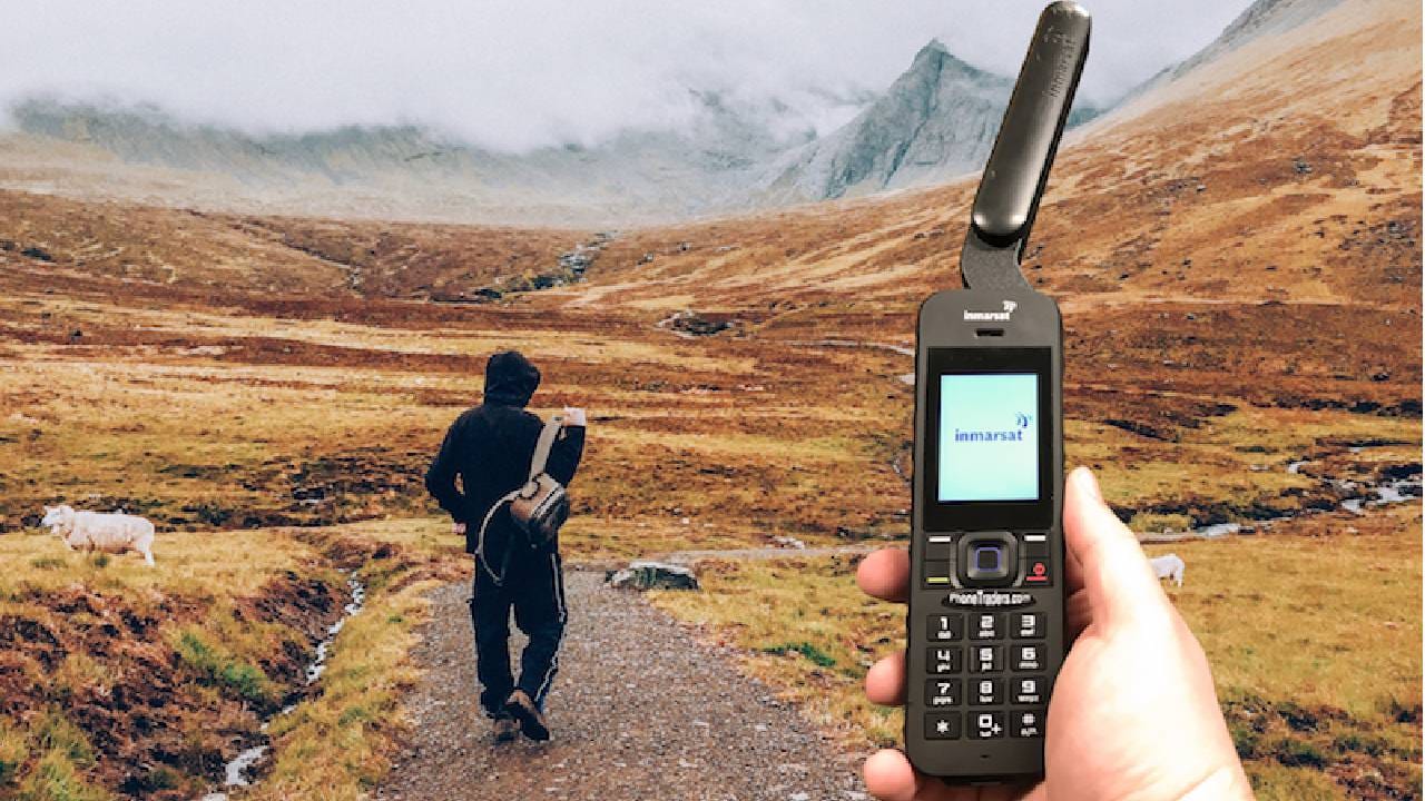 कसा काम करतो सॅटेलाईट फोन? एक तास बोलण्यासाठी येतो इतका खर्च