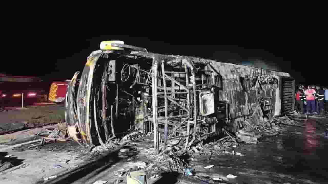 Buldhana Bus Accident : प्रवाशांची नावं झाली उघड मात्र ओळख नाही; नातेवाईकांनी घेतला मोठा निर्णय