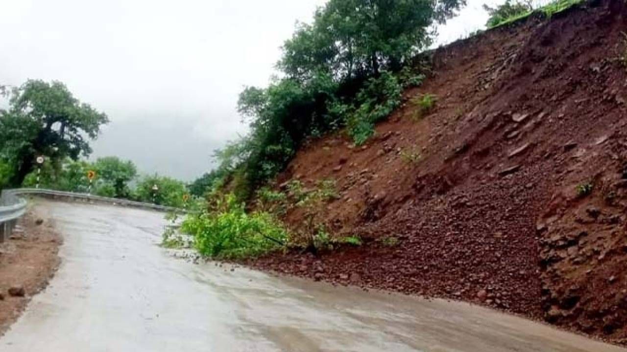 घाटातून प्रवास करताना सावधान, दरड कोसळल्यामुळे दुचाकी स्वार जखमी; पर्यटकही अडकले?