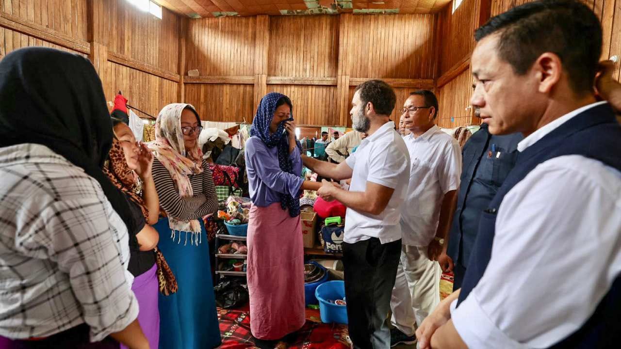 मणिपूरच्या मोइरांग भागात जात राहुल गांधी स्थानिकांशी संवाद साधला. 