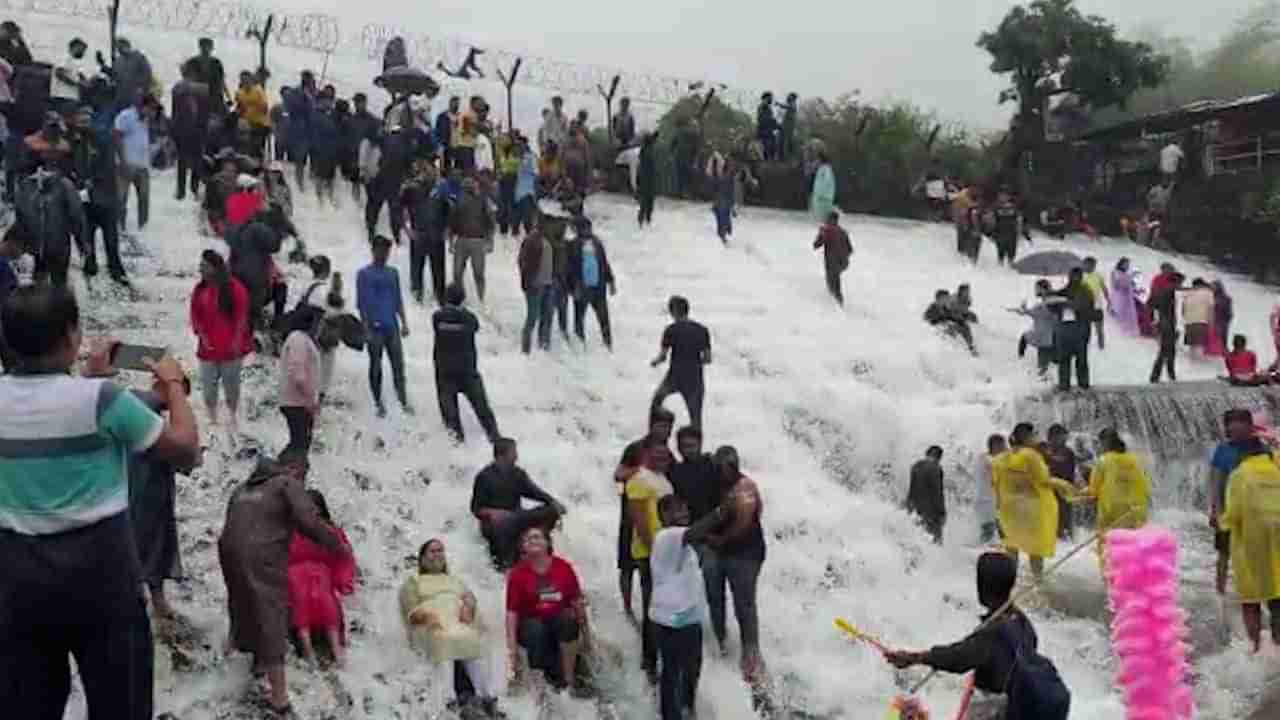 Maharashtra Rain : ठिकठिकाणी पावसाच्या सरी, भुशी डॅम ओव्हरफ्लो! हे पाच व्हीडिओ बघाच...