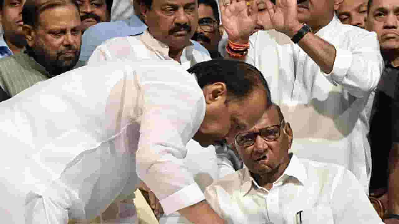 अजित पवारांच्या देवगिरीत कसल्या हालचाली? कोणत्या भूकंपाची नांदी