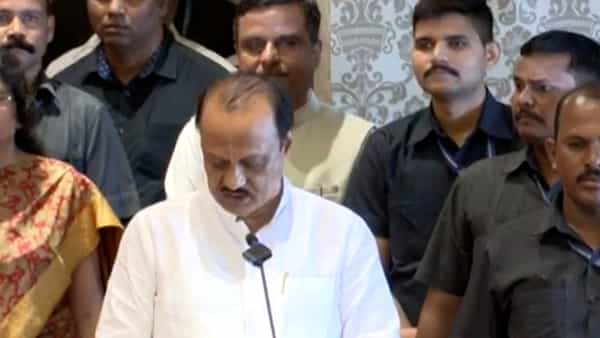 अजित पवार यांनी महाराष्ट्र राज्याच्या उपमुख्यमंत्रिपदाची शपथ घेतली आहे. अजित पवार यांची गेल्या साडेतीन वर्षात उपमुख्यमंत्रिपदाची शपथ घेण्याची तिसरी वेळ ठरलीय.