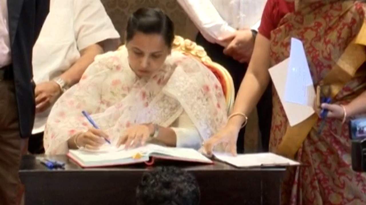 Ajit pawar News live : शिंदे सरकारमधील पहिली महिला म्हणून घेतली अदिती तटकरे यांनी शपथ; राष्ट्रवादी काँग्रेसच्या या आमदारांनी घेतली मंत्रीपदाची शपथ Ajit pawar News live : शिंदे सरकारमधील पहिली महिला म्हणून घेतली अदिती तटकरे यांनी शपथ; राष्ट्रवादी काँग्रेसच्या या आमदारांनी घेतली मंत्रीपदाची शपथ