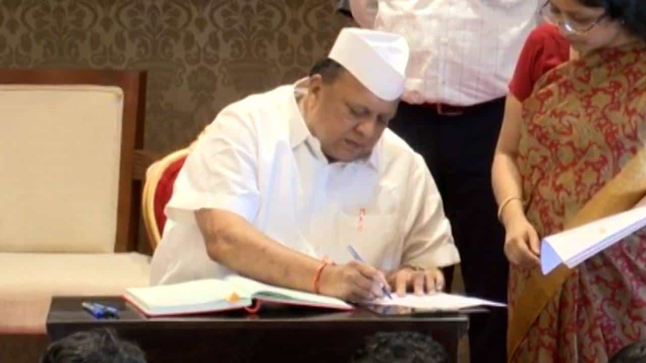 maharashtra politics : राष्ट्रवादीला सुरुंग! अजित पवार यांच्याबरोबर मुश्रीफ यांनी घेतली शपथ; पालकमंत्री होण्याची शक्यता