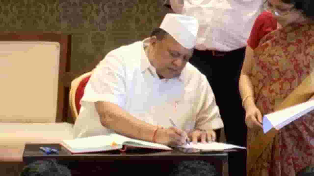 maharashtra politics : राष्ट्रवादीला सुरुंग! अजित पवार यांच्याबरोबर मुश्रीफ यांनी घेतली शपथ; पालकमंत्री होण्याची शक्यता