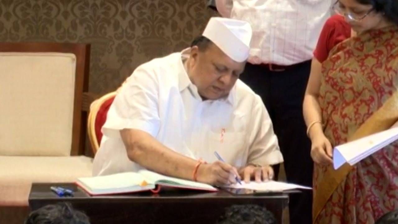 maharashtra politics : राष्ट्रवादीला सुरुंग! अजित पवार यांच्याबरोबर मुश्रीफ यांनी घेतली शपथ; पालकमंत्री होण्याची शक्यता