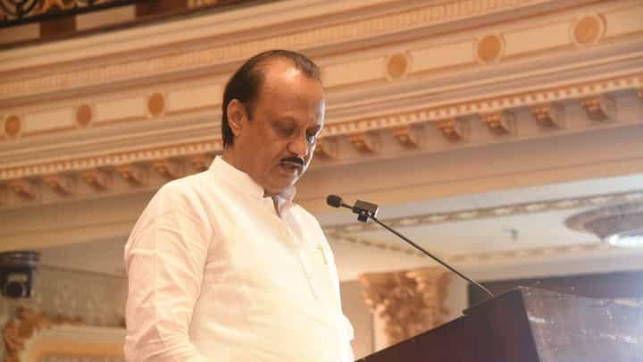 अजित पवार यांच्या भूमिकेवर राष्ट्रवादी नेत्याची टीका; म्हणाला, ‘56 अजित पवार, शरद पवार म्हणजे फॅक्टरी’ अजित पवार यांच्या भूमिकेवर राष्ट्रवादी नेत्याची टीका; म्हणाला, ‘56 अजित पवार, शरद पवार म्हणजे फॅक्टरी’