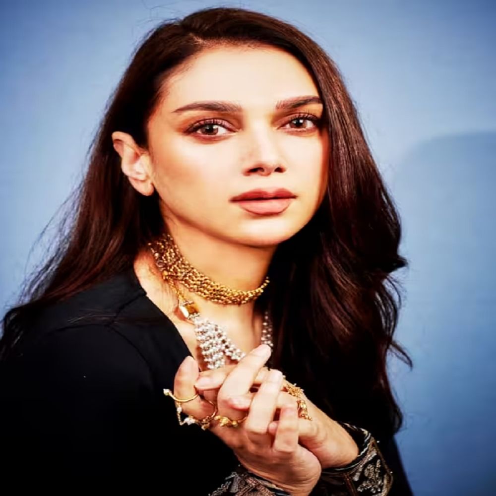 ‘दिल्ली 6 (Delhi-6) फेम अभिनेत्री अदिती राव हैदरी कायम तिच्या ग्लॅमरस अदांमुळे चर्चेत असते. आता देखील अभिनेत्री ग्लॅमरस ड्रेसमध्ये फोटोशूट केलं आहे.