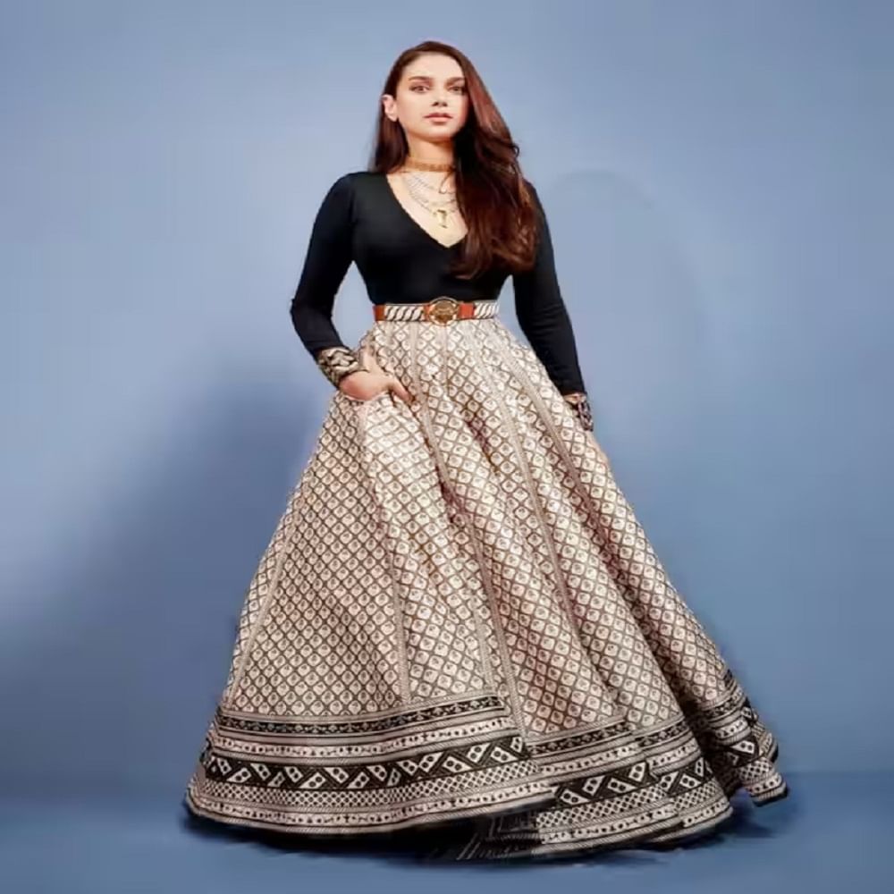 अदीतीच्या दिलखेच अदांनी चाहत्यांना घायाळ केलं आहे. फोटोमध्ये अभिनेत्री प्रचंड ग्लॅमरस दिसत आहे. सध्या सर्वत्र अभिनेत्रीच्या फोटोंची चर्चा रंगत आहे.