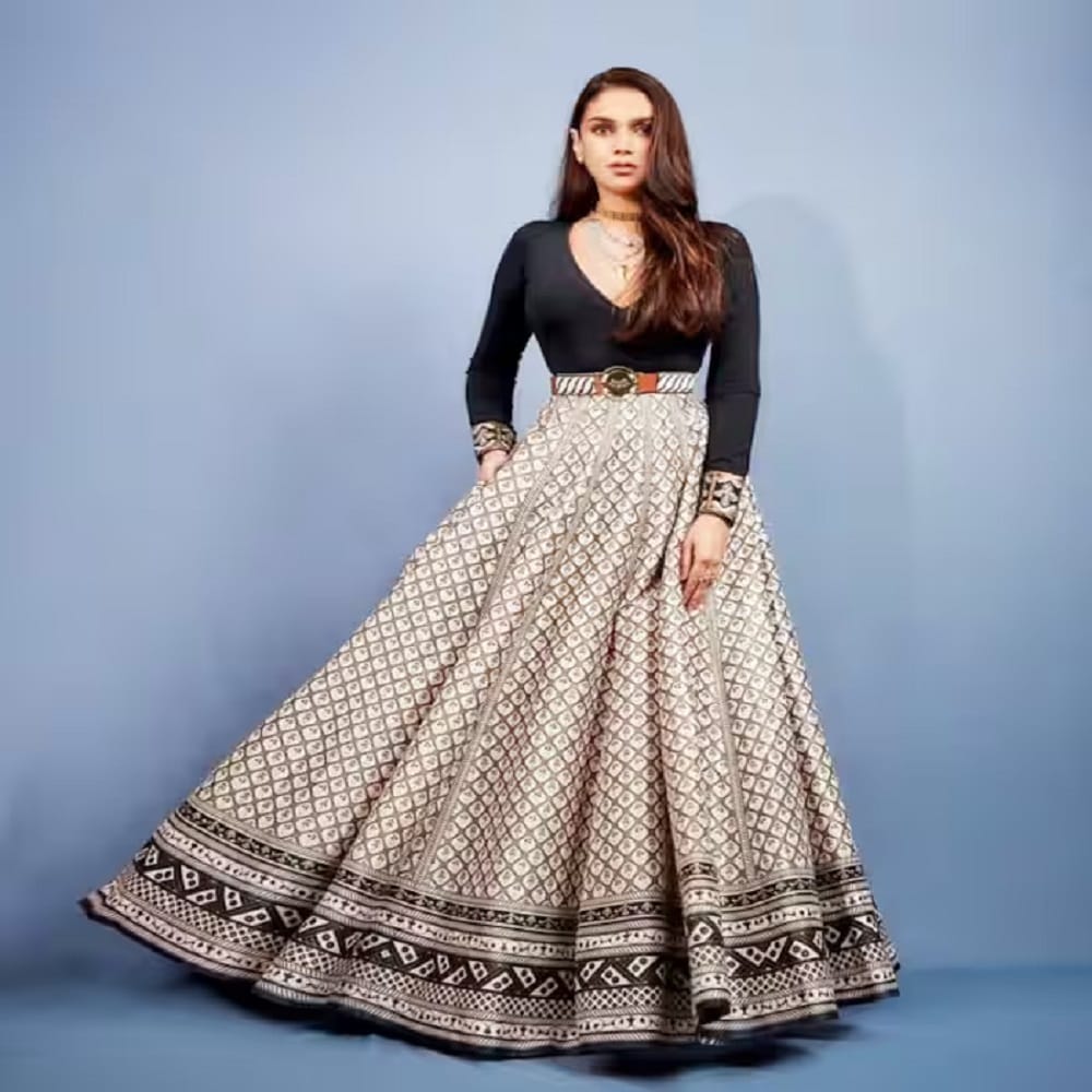 सोशल मीडियावर देखील अदितीच्या फोटोंची चर्चा रंगत आहे. चाहते देखील अभिनेत्रीचे फोटो पाहून लाईक्स आणि कमेंटचा वर्षाव करत आहेत.