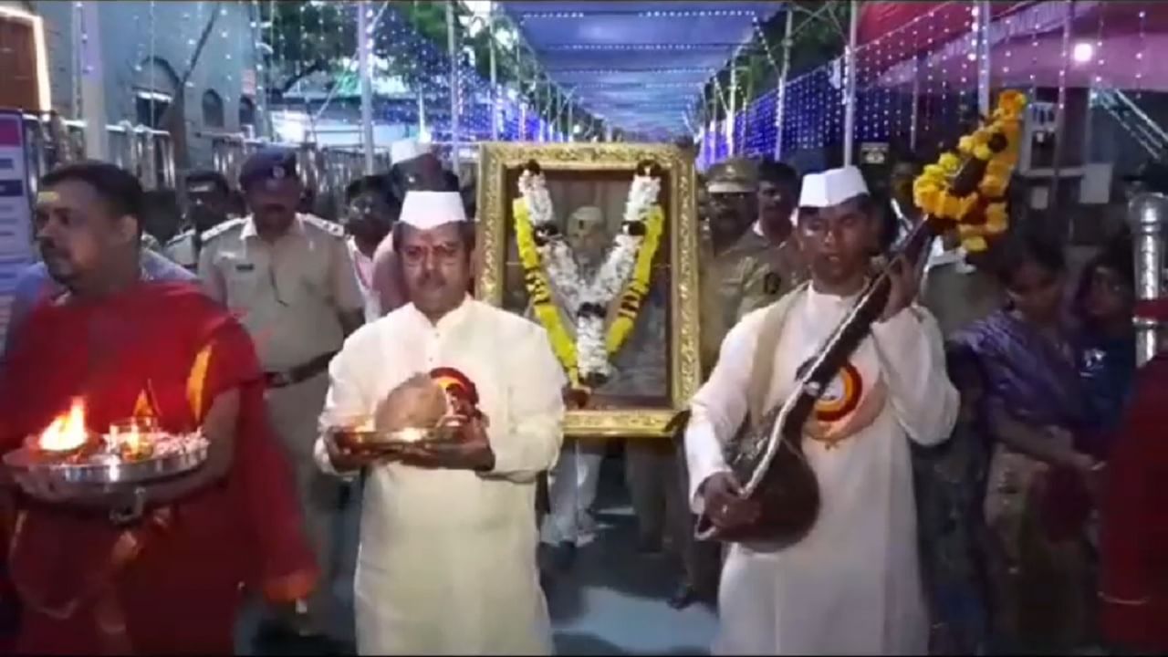 शिर्डीत आज मोठ्या भक्तिमय वातावरणात गुरूपोर्णीमा उत्सव साजरा केला जातं आहे. 