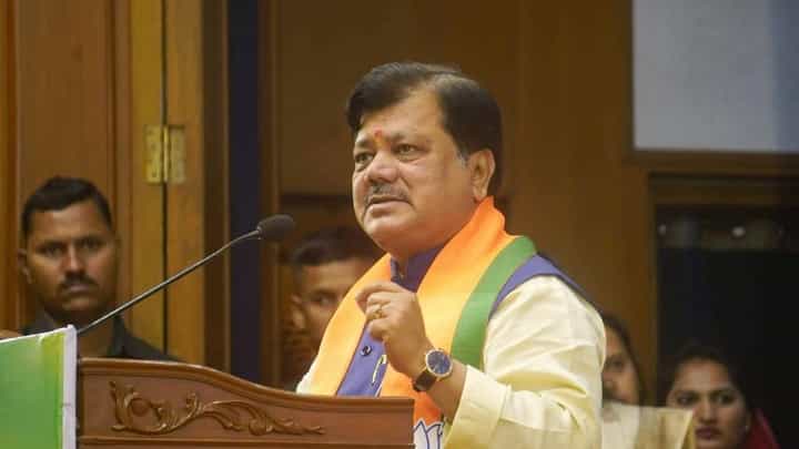 चंद्रशेखर बावनकुळे यांच्या ‘त्या’ व्हायरल ऑडिओ क्लिपवर प्रवीण दरेकर म्हणाले, ' ते ऑफ द रेकॉर्ड बोलत असतात पण...' चंद्रशेखर बावनकुळे यांच्या ‘त्या’ व्हायरल ऑडिओ क्लिपवर प्रवीण दरेकर म्हणाले, ' ते ऑफ द रेकॉर्ड बोलत असतात पण...'