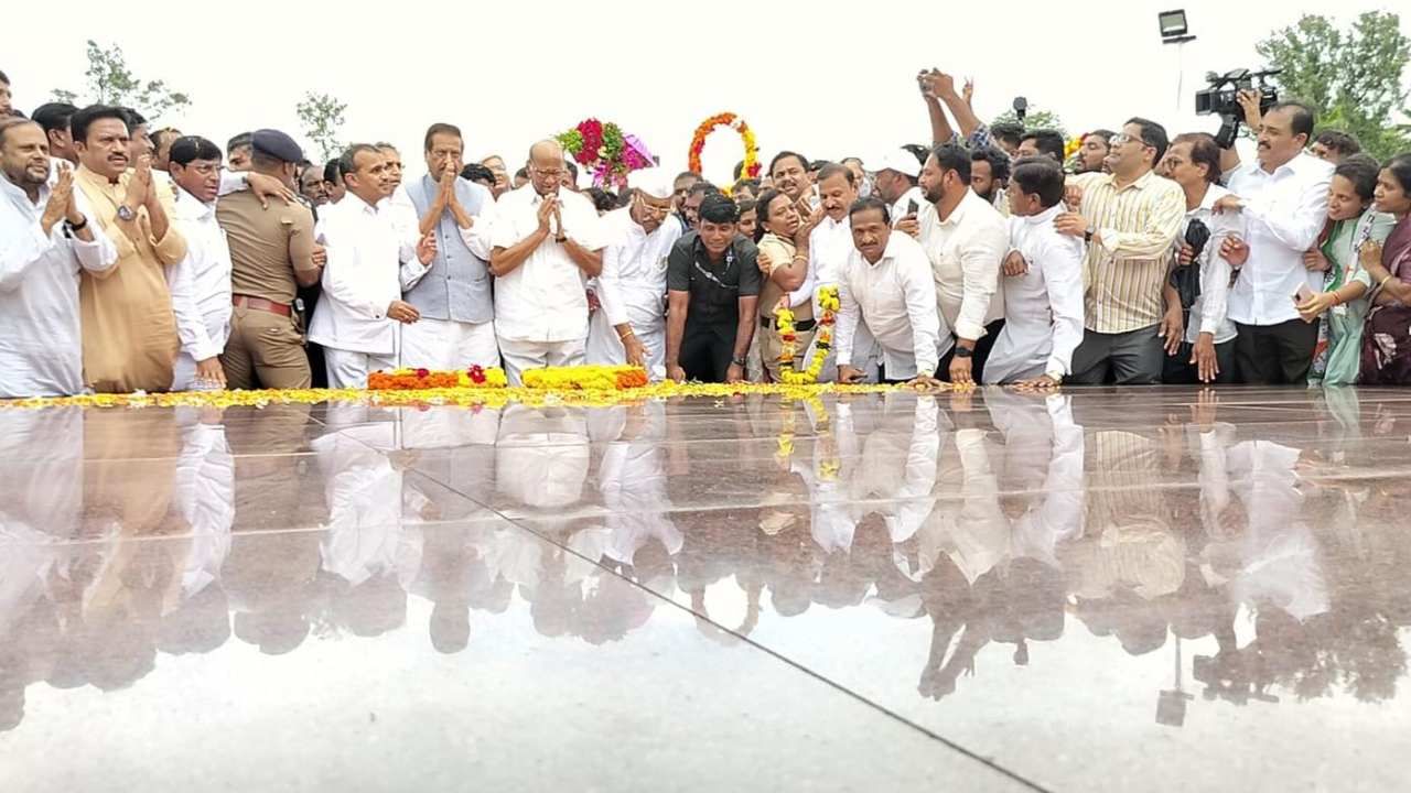 शरद पवार यांनी कराडमधील प्रीतीसंगमावर जात यशवंतराव चव्हाण यांना अभिवादन केलं आहे. 