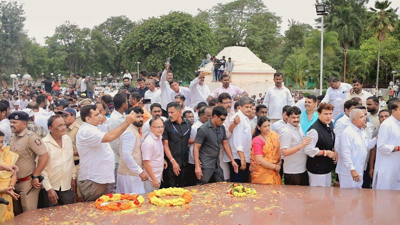 शशिकांत शिंदे, रोहित पवार यांच्यासह काँग्रेसचे वरिष्ठ नेते पृथ्वीराज चव्हाण हेदेखील प्रीतीसंगमावर उपस्थित होते.