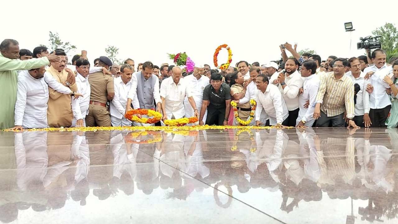 प्रीती संगमावरून शरद पवार यांनी उपस्थितांना संबोधित केलं. यावेळी बोलताना शरद पवार यांनी अजित पवार यांच्या बंडासह विविध मुद्द्यांवर भाष्य केलं. 