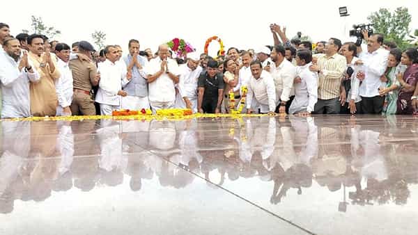 राष्ट्रवादीचा एक फुटल्यामुळे काल महाराष्ट्रात राजकीय भूकंप झाला. अजित पवार यांच्यासह नऊ आमदारांनी मंत्री पदाची शपथ घेतली