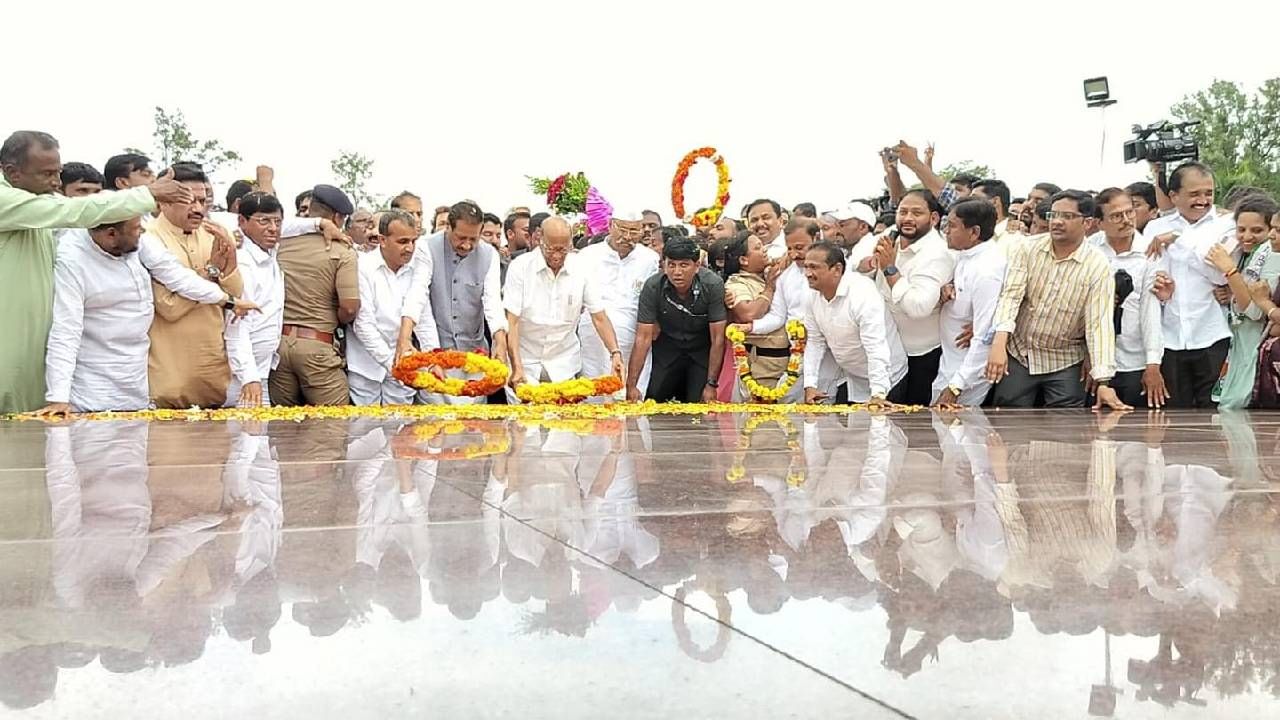 आज शरद पवार काय बोलतात याकडे देशासह संपूर्ण महाराष्ट्राचं लक्ष लागलं होतं. साताऱ्यात आणि कराडमध्ये शरद पवारांली आपली भूमिका मांडली. 