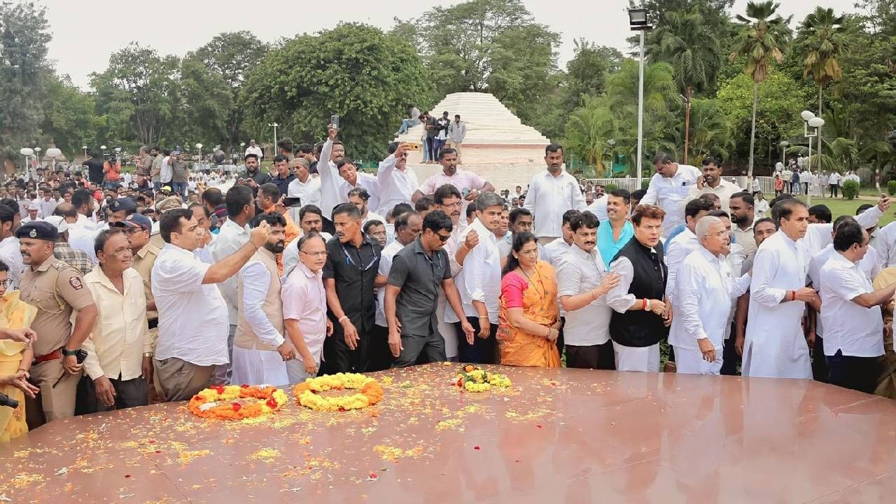 महाराष्ट्र कधी रडत बसत नाही तर त्वेषाने लढतो, असं सुचक वक्तव्य रोहित पवारांनी केलं आहे. 