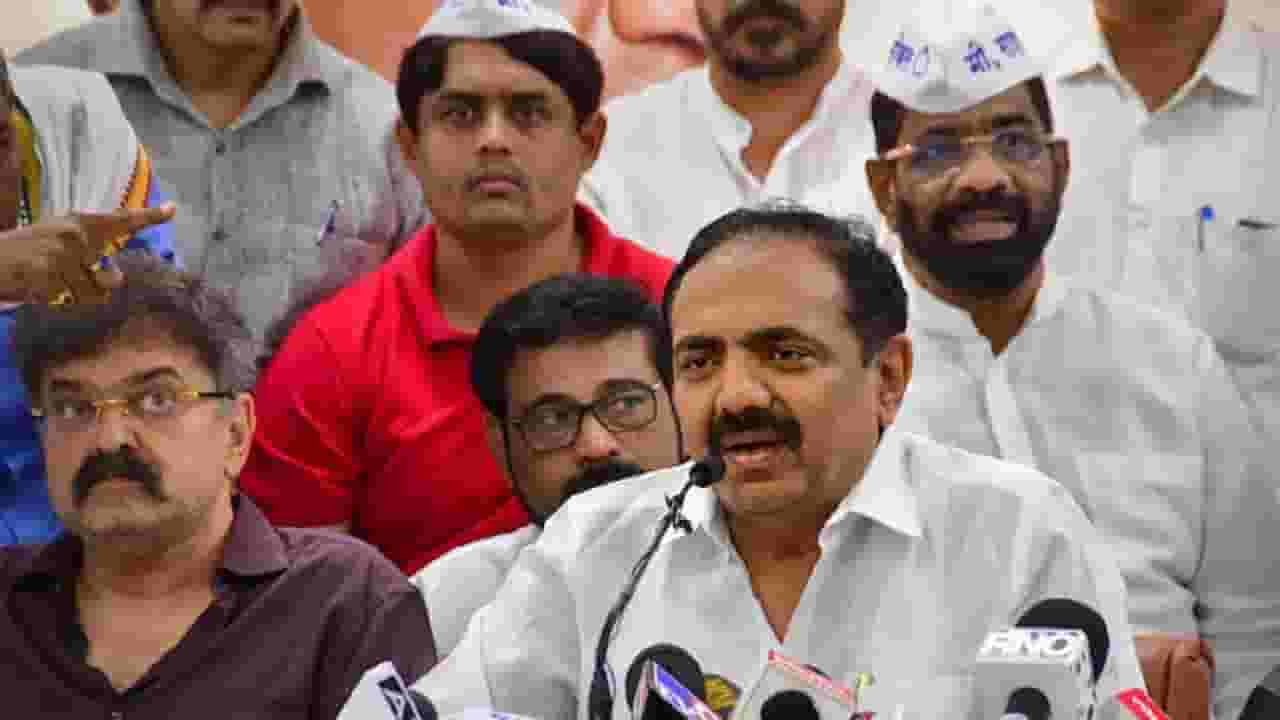 बंडानंतर पहिलं लक्ष्य जयंत पाटील, जितेंद्र आव्हाड, राष्ट्रवादीचा नेता म्हणतो, हे बडवे पक्षाची दिशाभूल करत आहेत... बंडानंतर पहिलं लक्ष्य जयंत पाटील, जितेंद्र आव्हाड, राष्ट्रवादीचा नेता म्हणतो, हे बडवे पक्षाची दिशाभूल करत आहेत...