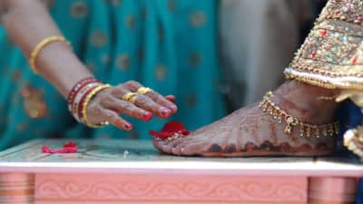 या पाच जणांचे चरण स्पर्श कधीच करू नये, अन्यथा करावा लागेल समस्यांचा सामना