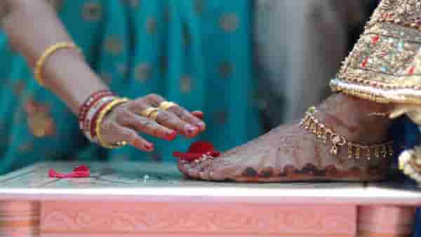 या पाच जणांचे चरण स्पर्श कधीच करू नये, अन्यथा करावा लागेल समस्यांचा सामना