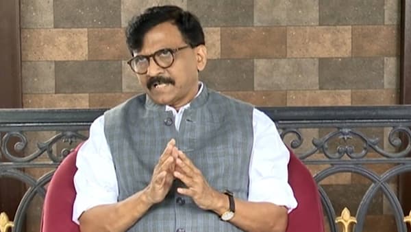 खातेवाटात शिंदे गटाचा दबाव? राऊत म्हणतात, ‘शिंदे गटच वैफल्यग्रस्त’