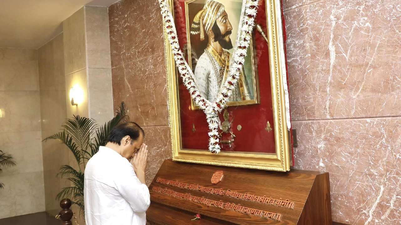 राज्याचे उपमुख्यमंत्री अजित पवार यांनी आज मंत्रालयात जात छत्रपती शिवाजी महाराज यांच्या प्रतिमेला अभिवादन केलं. 