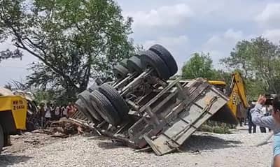 Video : कंटनेरने आधी वाहनांना उडवले, मग हॉटेलमध्ये घुसला, धुळ्यातील अपघाताचा थरारक व्हिडिओ