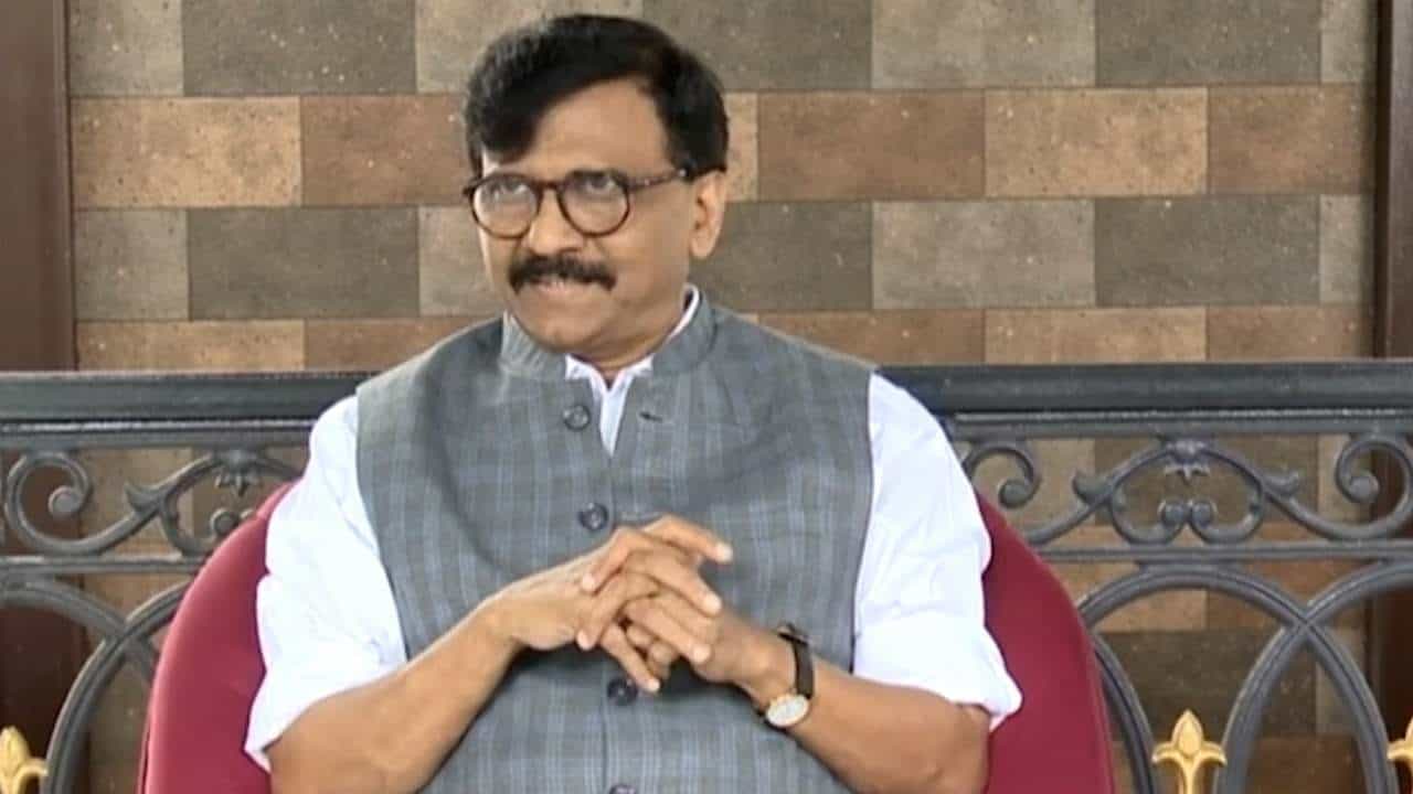 कलंकित सरकारमध्ये देवेंद्र फडणवीस हळद लावून बसले आहेत, संजय राऊत यांचा घणाघात