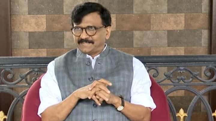 कलंकित सरकारमध्ये देवेंद्र फडणवीस हळद लावून बसले आहेत, संजय राऊत यांचा घणाघात कलंकित सरकारमध्ये देवेंद्र फडणवीस हळद लावून बसले आहेत, संजय राऊत यांचा घणाघात