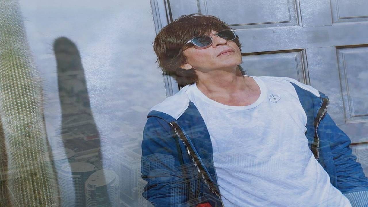 Shah Rukh Khan Injured :  लॉस अँजिलिस येथे एका आगामी प्रोजेक्टसाठी शूटिंग करताना अभिनेता शाहरूख खान जखमी झाला. त्याच्यावर रुग्णालयात छोटीशी शस्त्रक्रिया करण्यात आल्याची चर्चा सुरू असतानाच बुधवारी पहाटे शाहरुख मुंबई विमानतळावर स्पॉट झाला. तेव्हा तो नेहमीप्रमाणे फिट अँड फाइन दिसत होता.  मात्र शूटिंग करताना जखमी होण्याची शाहरूखची ही पहिलीच वेळ नाही. याआधीही त्याला अनेकवेळा दुखापत झाली होती. (Photo : Instagram)