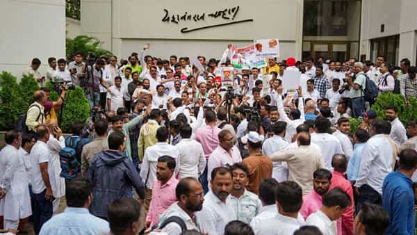राष्ट्रवादीचे सर्वेसर्वा शरद पवार यांनी मुंबईतील वाय. बी. चव्हाण सेंटरला राष्ट्रवादी पक्षाची बैठक बोलावली आहे.
