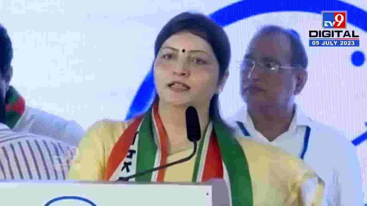 साहेब दैवतच पण सोबत असणाऱ्या चाकणकर यांचा इशारा म्हणाल्या, ‘बोलल तर...’