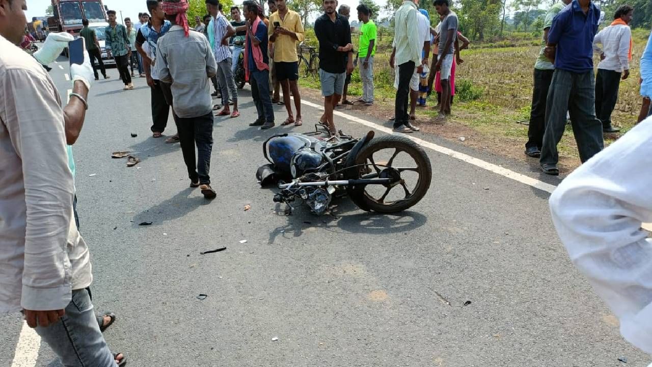 डंपर शेतात पलटी झाला, परंतु संपूर्ण गावाला या कारणामुळे हादरा बसला