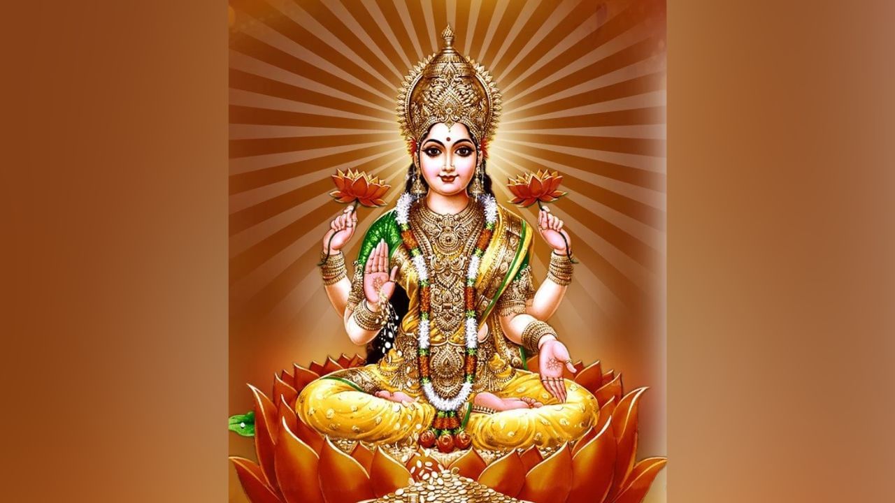 ज्या घरात महिलांचा मान सम्मान असतो, त्या घरात नेहमी लक्ष्मी देवीची कृपा असते. ज्या घरात महिलांचा अपमान होते, तेथे देवीची कृपा होत नाही.