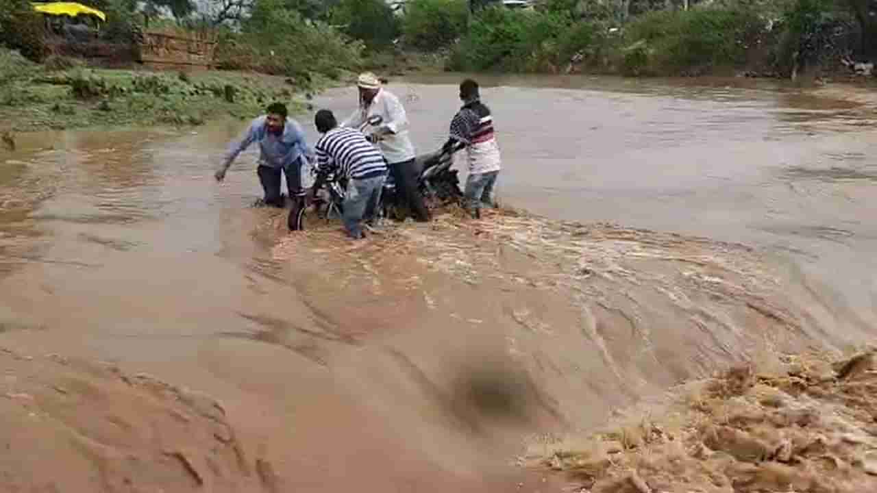 मुंबईत आज मुसळधार पावसाची शक्यता, सखल भागात तुरळक पाणी साचले