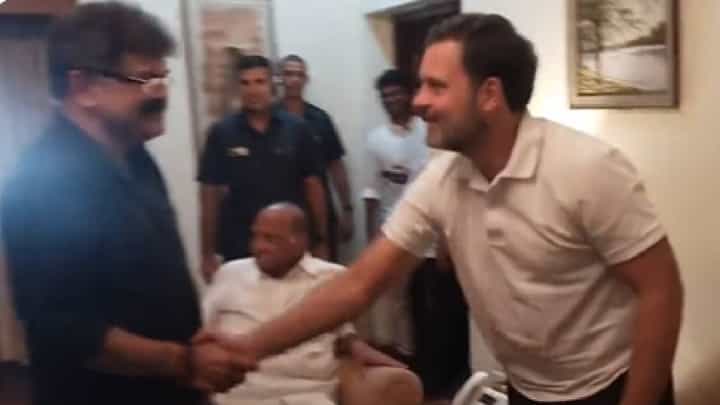 जेव्हा शरद पवार राहुल गांधी यांना जितेंद्र आव्हाड यांची ओळख करून देतात, पाहा काय घडलं... जेव्हा शरद पवार राहुल गांधी यांना जितेंद्र आव्हाड यांची ओळख करून देतात, पाहा काय घडलं...